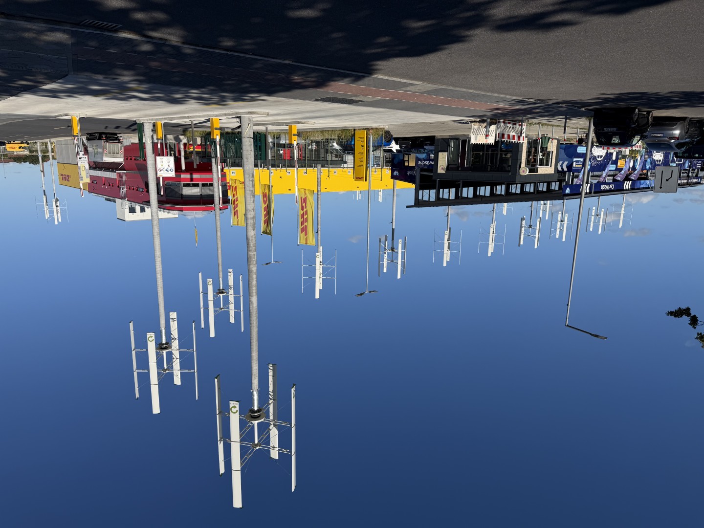 Berlin DHL Lagerhalle Windanlagen